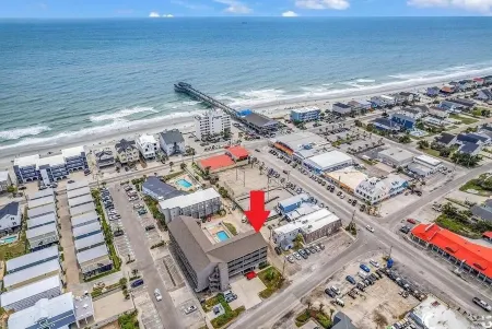 "Life's a Beach" 1 block from beach, pier and inlet boardwalk. Отели рядом с достопримечательностью «TPC Myrtle Beach»