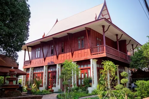 Baan Lhang Wangh, house behind the palace