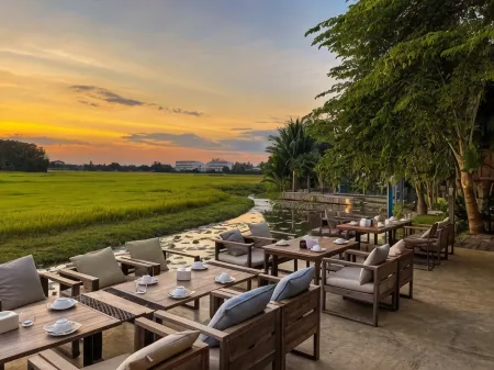 KEPT Cabana Отели рядом с достопримечательностью «Wat Chedi Sao Lang»