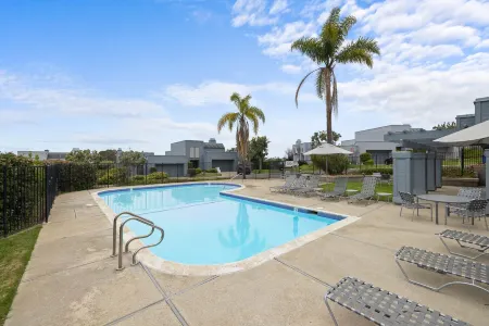 Ocean View Decks and Stylish Comfort - Gorgeous Coastal Retreat Отели рядом с достопримечательностью «Fletcher Cove Community Center»