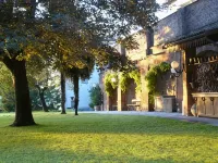 Dimora Storica la Corte Delle 4 Stagioni Hôtels à proximité de : Anna DAlençons Palace