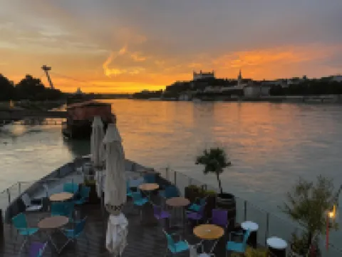Sundeck Botel - Party Boat Hotels in Bratislava V