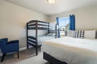 Lots of extras! Pickleball, corn hole, ping pong table, beach toys!