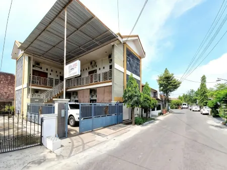 Griya Juanda Syariah Near RS Dharma Husada Probolinggo Mitra RedDoorz