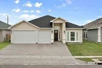Luxury 4BR South CC! 15 Min to Beach, Fast WiFi, 6 Beds & Fireplace!