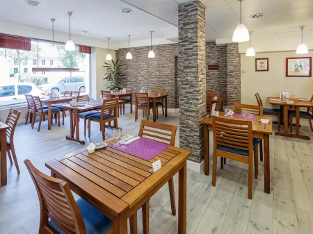 Noemys Neris Montlucon - Hotel Restaurant Отели в г. Вильбре