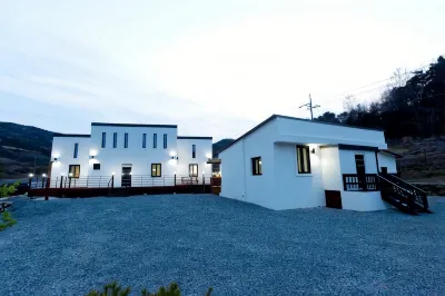 Jecheon Cloud Pension (Cheongpungho Cable Car) Hotels near Woraksan National Park