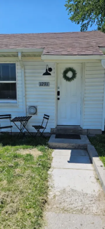 Small  charming 1 bedroom duplex in Elko's tree streets neighborhood
