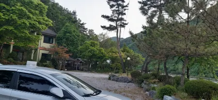 Yeongwol Donggang Eastern House Pension Отели рядом с достопримечательностью «Byeolmaro Observatory»