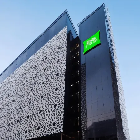 Ibis Styles Dubai Airport Hotel Отели рядом с достопримечательностью «Торговый центр Al Bustan»