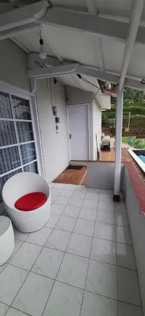 Costay Hobbit House Syariah Отели в г. Pacet