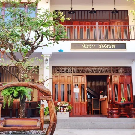 Jitra Resort Отели рядом с достопримечательностью «Автовокзал Sukhothai»