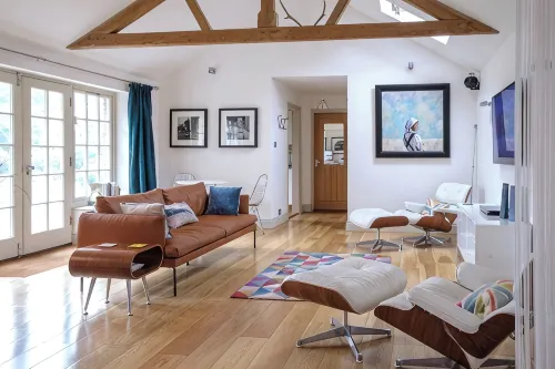 Contemporary & sleek self-catering space, with secure off-street parking. - Homestays