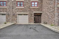The Summit-Walkable to Town with 3 King Suites and Hot Tub and Sauna - Homestays
