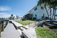 Sunset Boulevard - Beachfront with Tiki hut