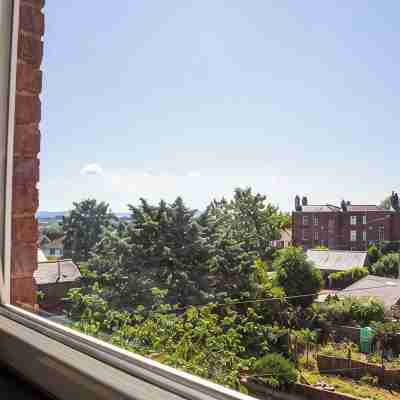 Stylish 2 bed Apt in Exeter - Free parking, Self Check-In! Sleeps 2-4 Others