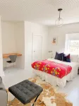 Dickson Marfa House - Spacious 7-Bedroom Vacation Rental + Events - Balkon