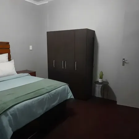 Charming 2-bedroom cottage in lovely Randburg with WiFi Отели рядом с достопримечательностью «Торговый центр Northgate»