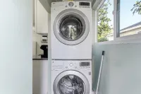 Prime Location: Remodeled 2-Bed/1-Bath with Private Entrance！
