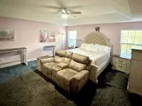 Forget your worries in this spacious and serene space with a beautiful lake view Hotele w: Milton