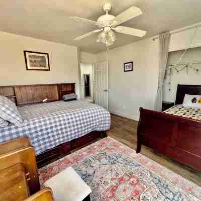 Spacious 5-bedroom house in Northwest Las Vegas with pool and jacuzzi Rooms