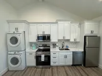 Sleek & Comfy ~ New ~ Near Shops & CafesEntire 2Bd/1BA Guesthouse - 3-Star