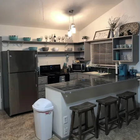 PET FRIENDLY MAIN STREET LOFT, WALKING DISTANTANCE TO OLD TOWN TOMBALL Отели в г. Томбал