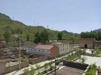 Laiyuan Gate Root Farmyard - con vista montagne