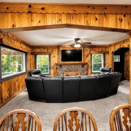 Lakeside Hideaway: Full-Home Retreat on the Remote Boney Falls Basin