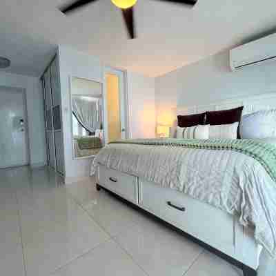 Steps from the Beach, Romantic Studio w/King Bed Rooms