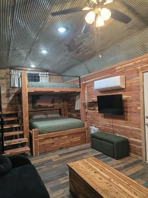 Cozy 1-BR cabin with Kid's Loft, Hot Tub & Large Deck on Working Buffalo Farm