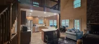 Charming 3-bedroom with loft bed Cabin in Rogersville with Fireplace