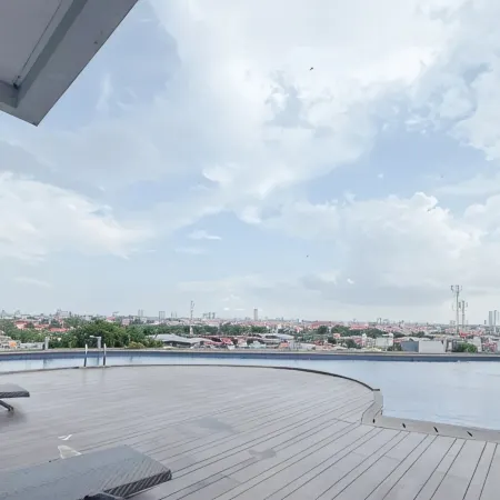 Tranquil 2BR for 3 Pax at Linden Apartment By Travelio Hôtels à : Wonokromo