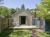Idyllic Log Cabin with Log-fired Hot Tub nestled in a Forest Clearing Hotels in Wareham
