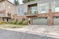 Mt. Adams View, Trails, River View, Pets OK, Walkable to Downtown - 4-Star