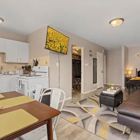 Spacious Studio Apt/Sleeps 2/Extendedstays/Work or Vacation/Free Wifi & Parking