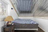 Beautiful cottage on the lake with brand new sauna, large yard and office space. - Homestays