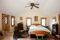 Bower Cabin- Cabin in woods on a remote pond, Romantic getaway, Green living! - Alphydda