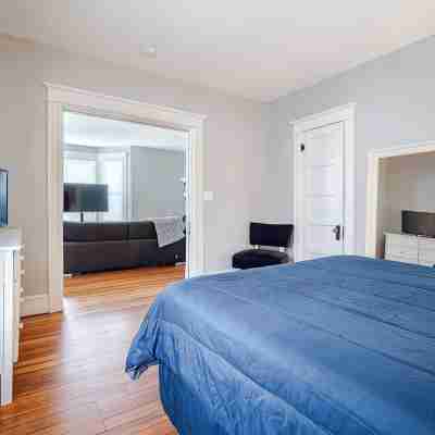 Welcome to Hat City Danbury | A Suburban Retreat Close to It All Rooms