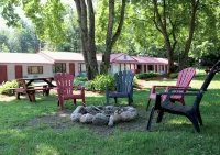 Luzerne Court Motel - parking