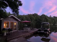 Lakefront Cottage near Adirondacks, Pontoon Boat, Sunroom, 2 Kayaks & Canoe - 4-Sterne