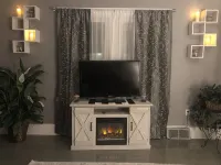 Luxury Cali King Suite · Smart TVs & Wireless Charging in Every Room - 2 estrellas