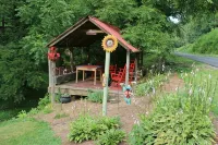 Baker's Cottage - Relax in this quiet mountain cottage by the creek. - Wifi