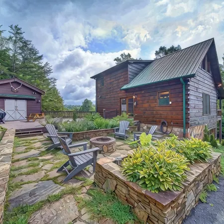 Cabin with 3 Bedrooms, Game Room, Sunrise & Mountain Views!