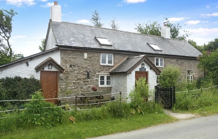 Upper Castlewright Cottage - spectacular views, historic gateway to Wales