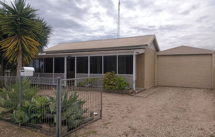 Well equipped family holiday house. Close to the beach, shops and playgrounds.