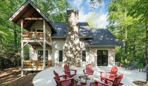 NEW LOG HOME in Hendersonville with fireplace, fire pit and Hot Tub