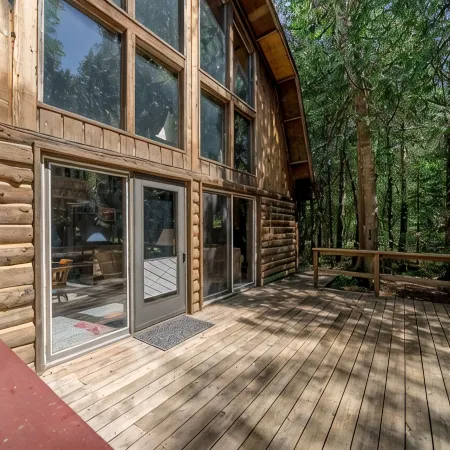 Rustic, cozy log home vacation retreat near Sister Bay.