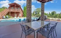 Incredible Farmhouse,18 Acres, Pool, 7 King Bds, Near Helen, Tiny Weddings! - Pools