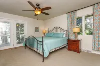 Delightful Lakeshore Cottage, Great Swim & Lakeside Amenities, +22 Foot Pontoon - Homestays